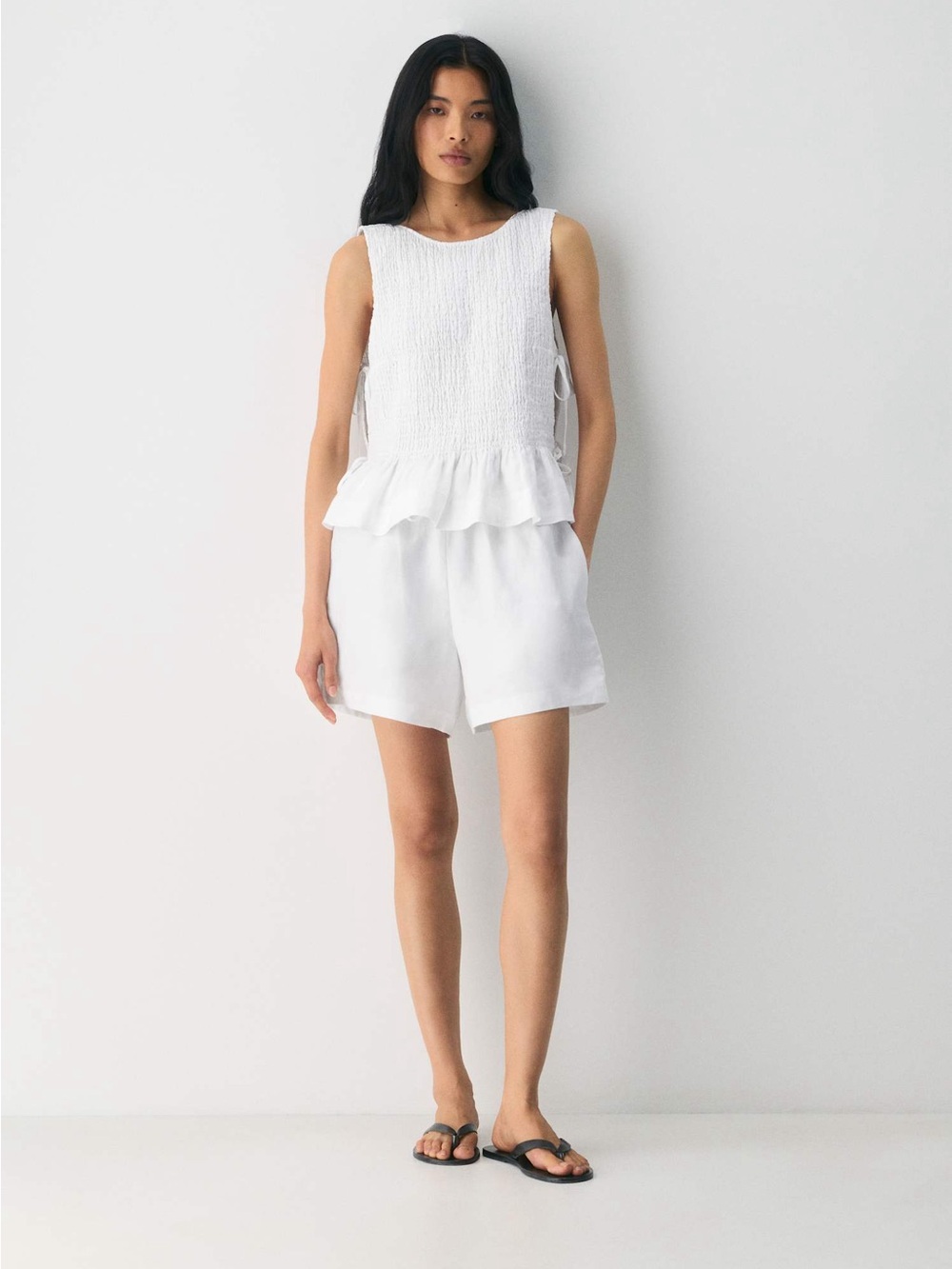 Aritzia The Lodge Short Mid-Thigh - CruiseLinen in white, size XXS - Picture 3 of 7